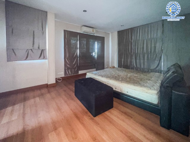 *****บ้านเดี่ยวมือสอง โซนนนทบุรี ม.คาซ่าแกรนด์ ชัยพฤกษ์-แจ้งวัฒนะ เนื้อที่กว้างขวางกว่า 77.40 ตร.ว. ฟังก์ชันครบครัน 3 ห้องนอน 2 ห้องน้ำ 2 ที่จอดรถ บ้านคุณภาพจากแบรนด์ Q.House พร้อมพื้นที่ใช้สอยมากกว่า 245 ตร.ม. ตอบโจทย์ทุกการเดินทางให้ง่ายดายยิ่งขึ้น บนทำเลใกล้รถไฟฟ้าสายอนาคตสายสีชมพู และจุดขึ้นทางด่วน "แจ้งวัฒนะ" จองด่วน!